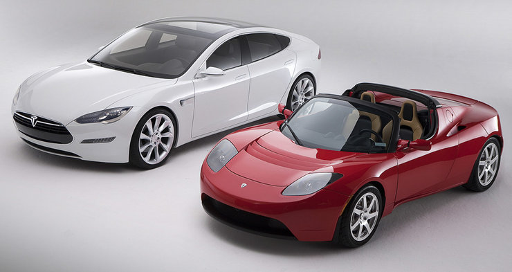 Tesla Model S в сравнении со своим предшественником Roadster. фото. картинка