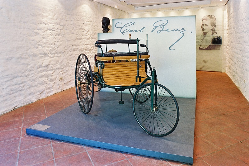 Реплика Benz Motorwagen № 1 в фирменном музее Mercedes-Benz. фото
