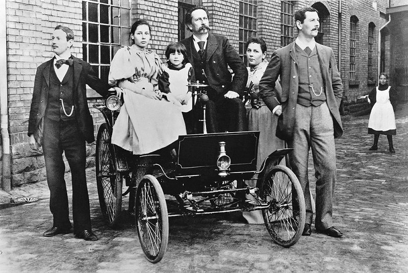 Карл Бенц (за рулем четырехколесного 3,5-сильного Velo) вместе с детьми