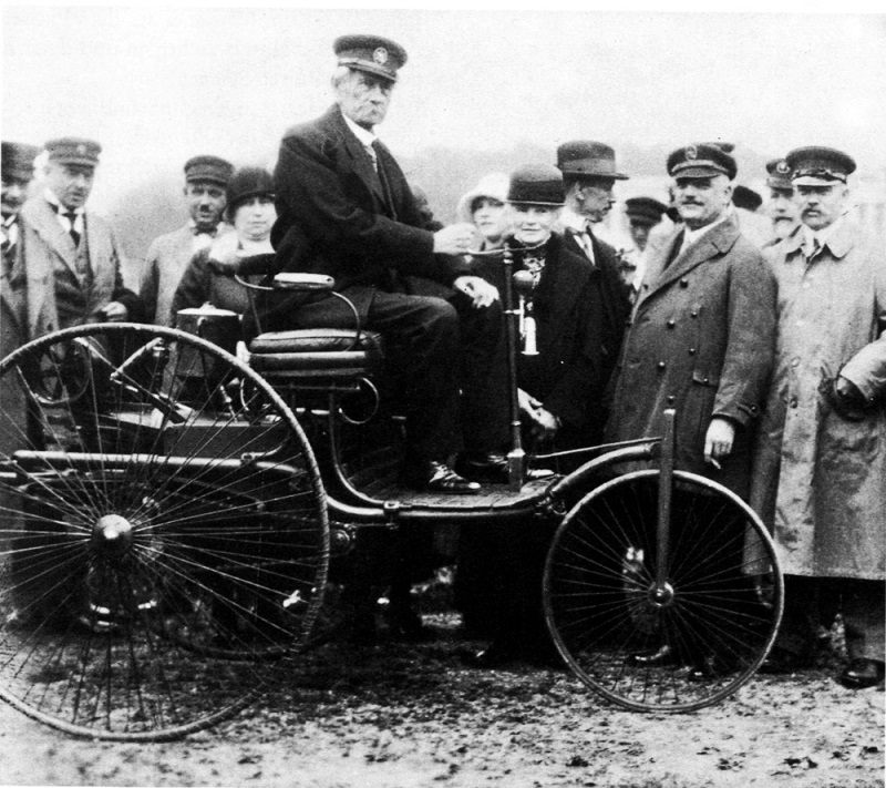 На этом снимке Карлу Бенцу, сидящему за рулем собственного Patent Motorwagen, 81 год. фото