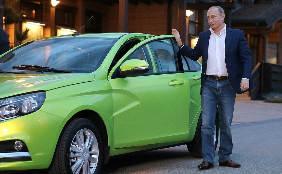 Лада Веста. Путин за рулем Lada Vesta фото. картинка