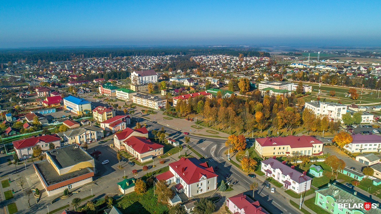 Панорама центра города Островца. Налево уходит улица Ленинская, направо - Карла Маркса, а вниз - Володарского  Фото. Картинка