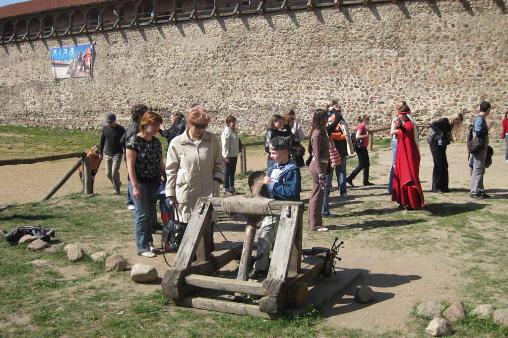 Лидский замок. Катапульта. Лида. Достопримечательности. Средневековое ...