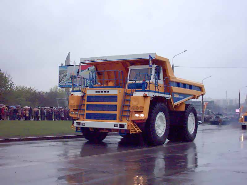 Белаз 7530 - карьерный самосвал грузоподъемностью 200 - 220 т. Самый большой автомобиль. фото. картинка