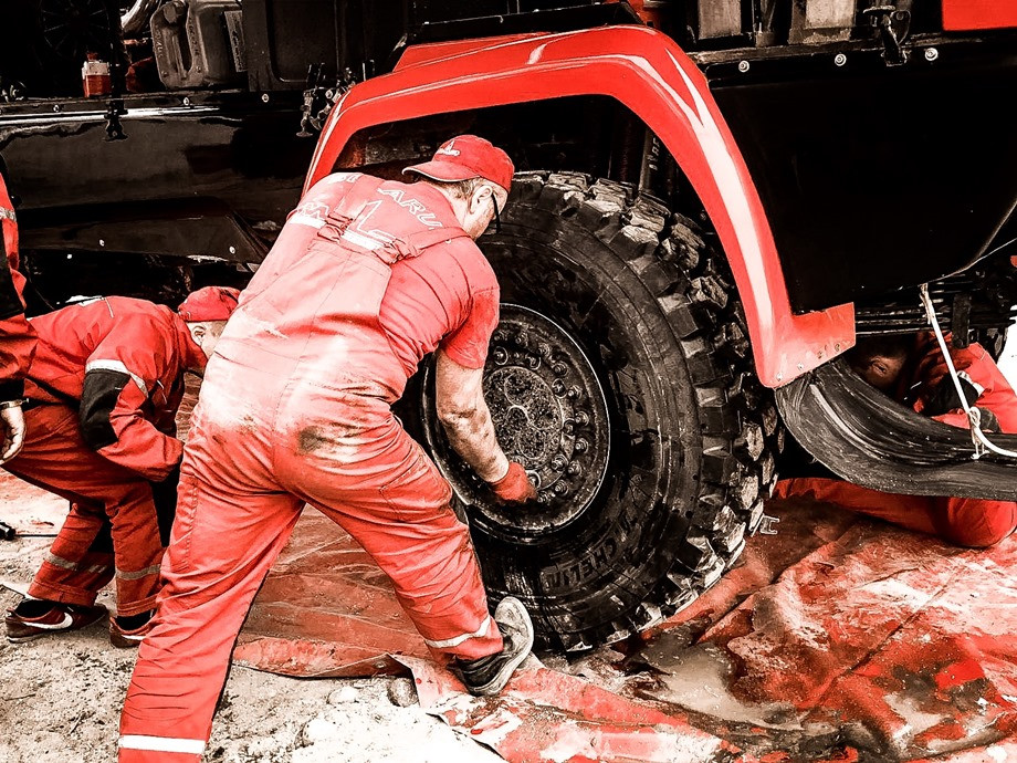 Гоночный грузовик капотной компоновки МАЗ-6440RR