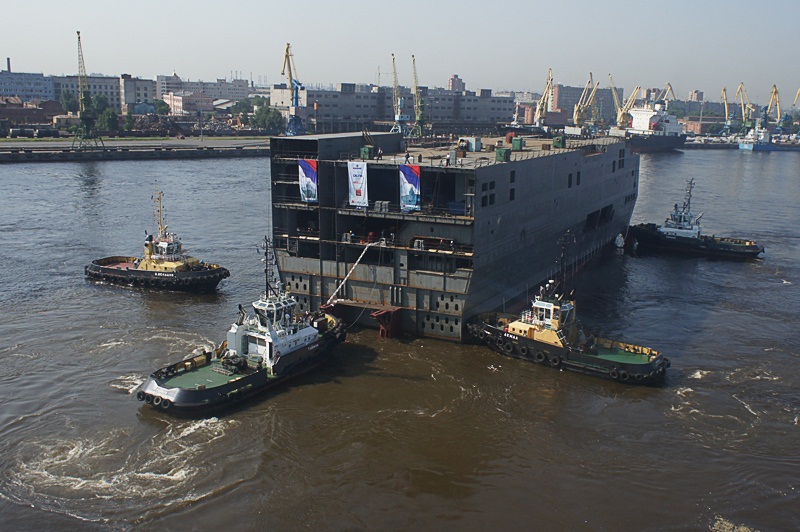 Церемония спуска на воду кормовой части головного ДВКД Mistral  для ВМФ России. фото. 