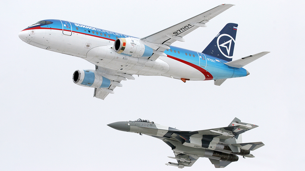 Истребитель Су-35 и самолет Sukhoi Superjet 100 