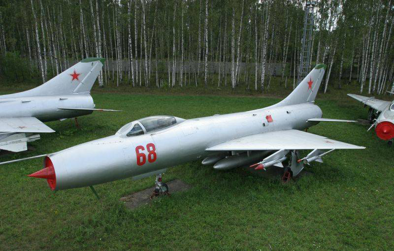 Су-9 — советский однодвигательный всепогодный истребитель-перехватчик.