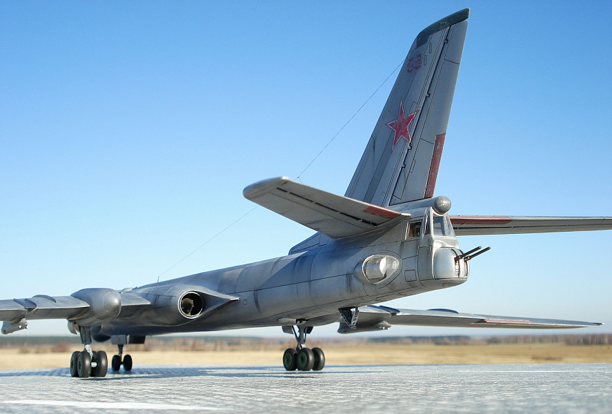 Ту-16  — советский тяжёлый двухмоторный реактивный многоцелевой самолёт