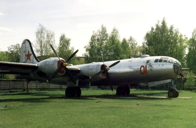Ту-4  — поршневой советский стратегический бомбардировщик