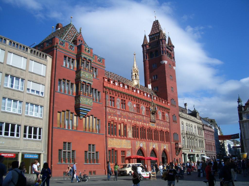 В самом центре возвышается Ратуша - очень красивое красное здание. Фотография Базеля. Город Базель