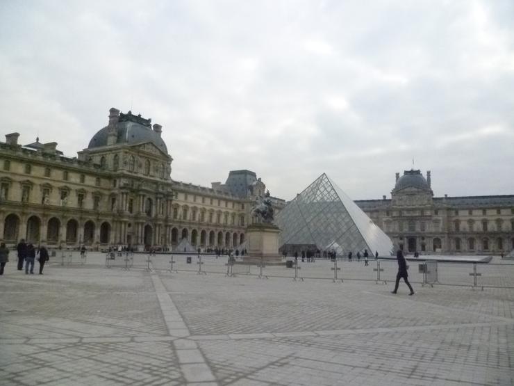 Музей Лувр в Париже. Франция. фото