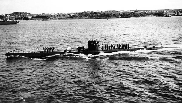Подлодка U-47 возвращается в порт 14 октября 1939 года после успешно проведенной атаки на британский линкор «Ройял Оук». фото