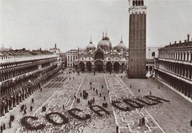 фото. Реклама Coca Cola на площади Сан-Марко в Венеции, 1960 год.