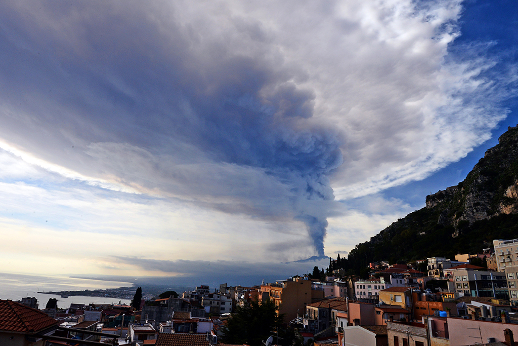 На Сицилии произошло первое с 2013 года извержение вулкана Этна.