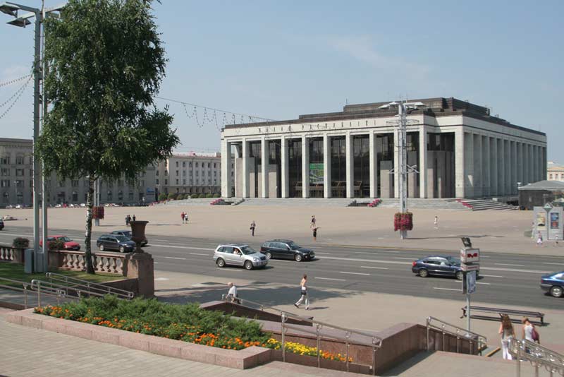 Изначально она задумывалась как парадная - на месте дворца Республики стоял гигантский памятник Сталину Парадная площадь Минска.  Фото. Картинка  Картинка