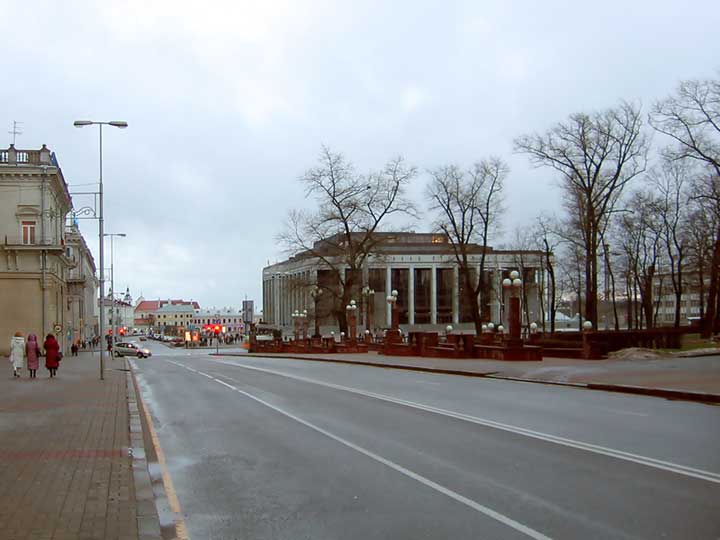 Центральный сквер. Улица Энгельса. Минск - год 2005-й.  Главная площадь Минска. Фото. Картинка