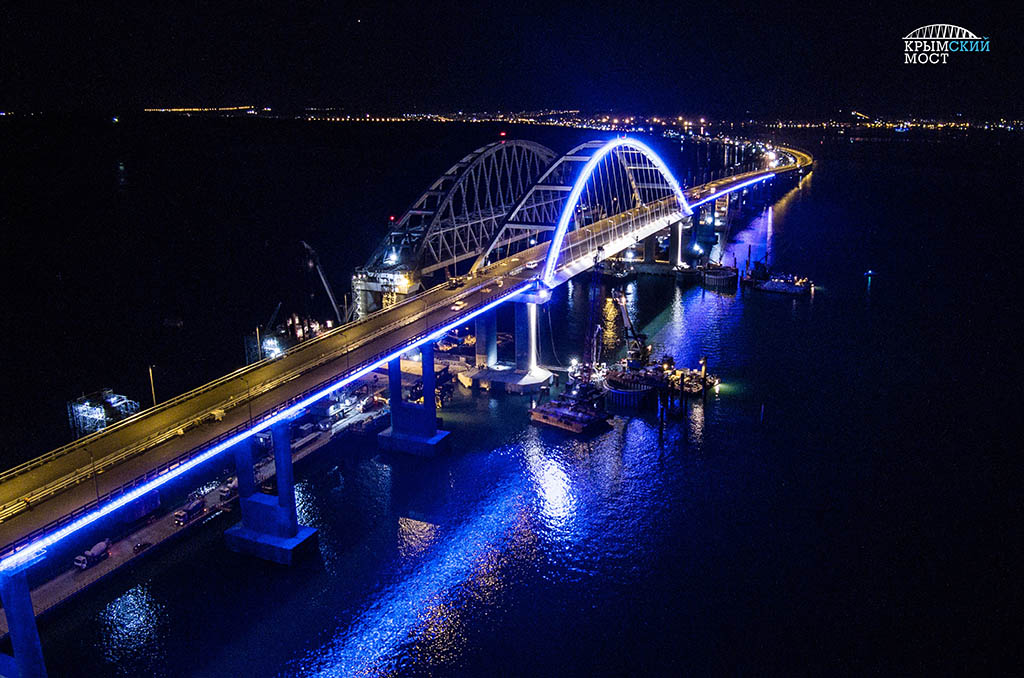 Подсветка Крымского моста. Крымский мость ночью.