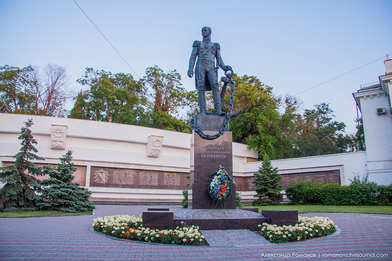 Совсем недавний памятник Синявину. Поставлен в мае 14-го на месте памятного знака в честь украинского флота. 