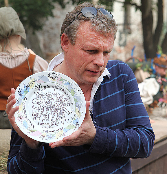 режиссер и продюсер Сергей Жигунов. Традиционная тарелка, разбитая при съемках первых кадров.