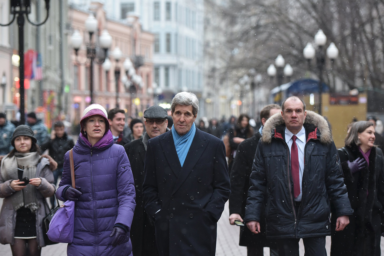 Госсекретарь США Джон Керри прошелся по Арбату в ходе своего визита в Москву. Картинка. Фото. Фотография-2016.