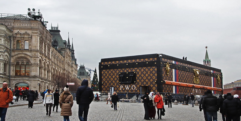 Чемодан Louis Vuitton был установлен на Красной площади в Москве.  Фото. Картинка