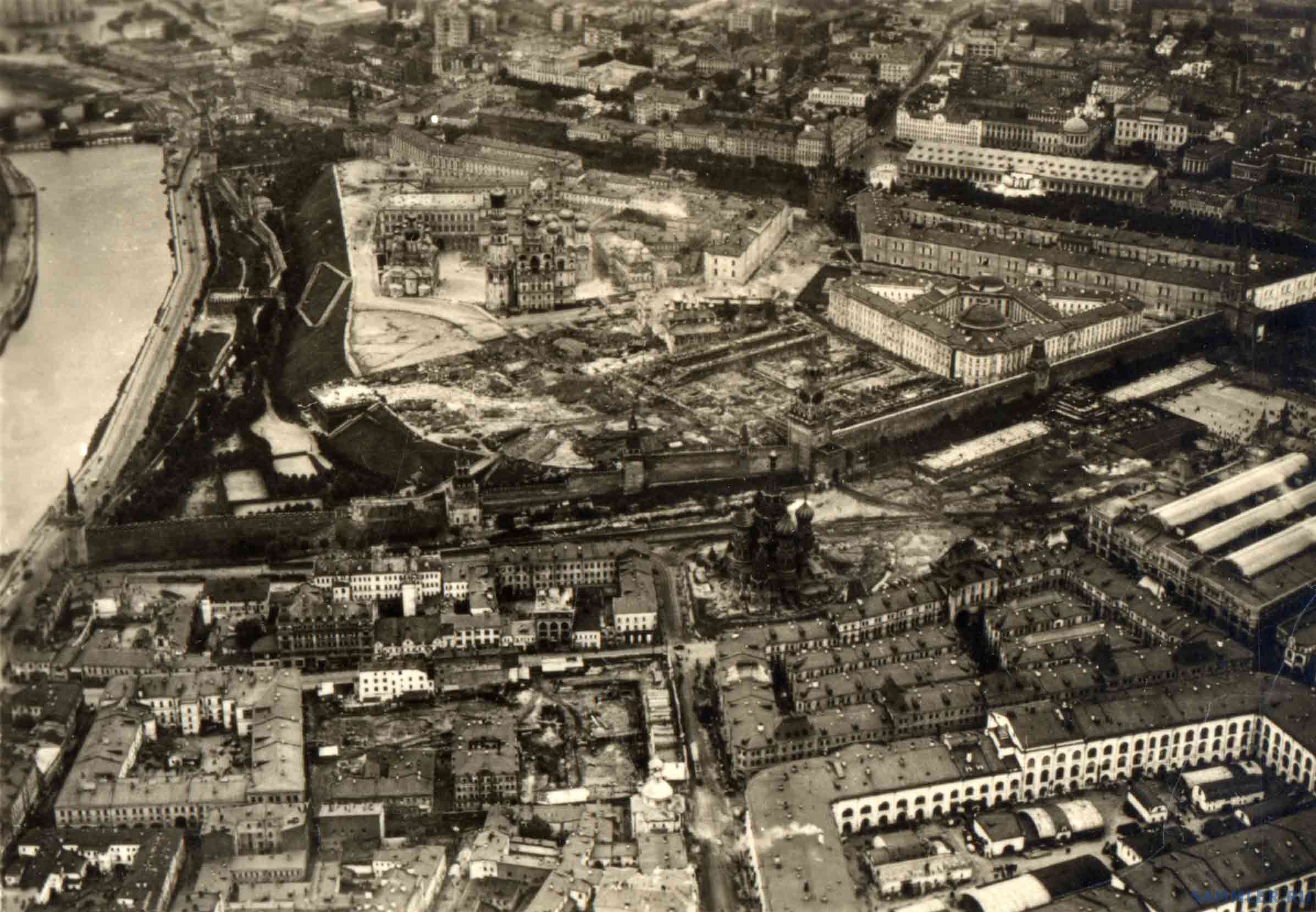 Graf Zeppelin и виды Кремля с воздуха в 1930 году. На этой фотографии можно видеть часть Зарядья и плотно застроенный нынешний Васильевский спуск. Картинка