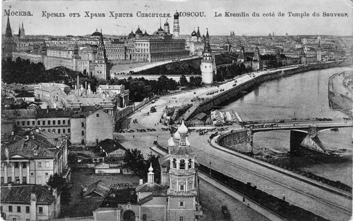Вид на кремль от Храма Христа Спасителя. Обратите внимание на мосту и набережной конные повозки. фото