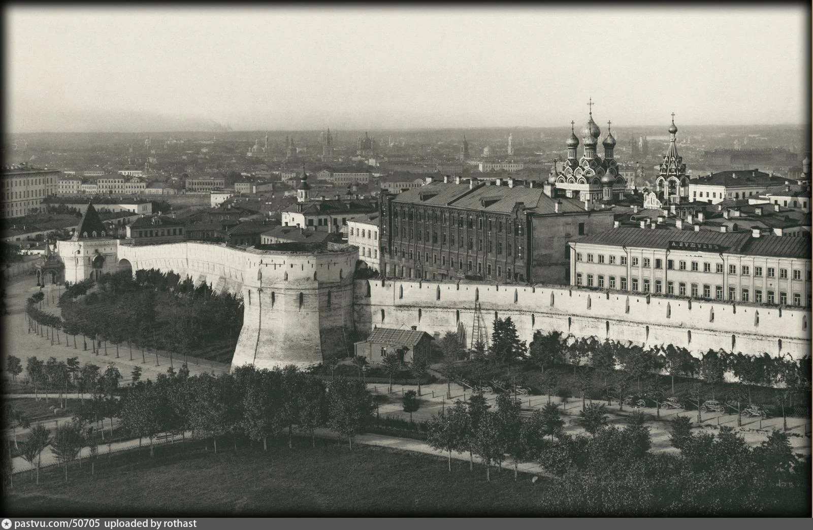 Вид на Китайгородскую стену, 1887. фото