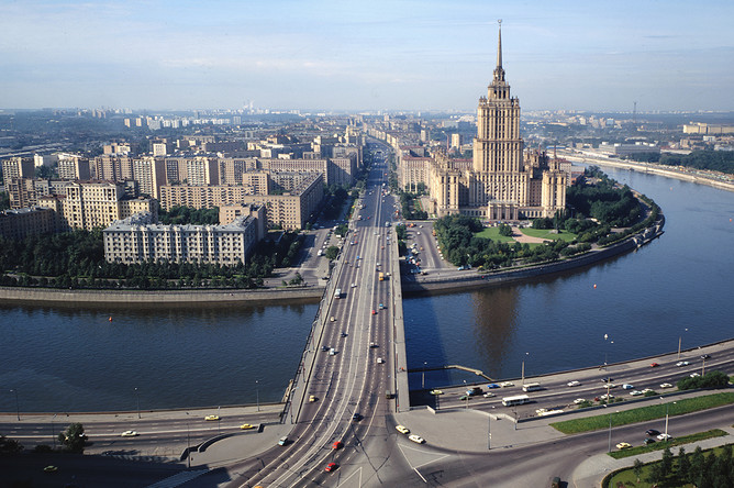 Начало Кутузовского проспекта. Справа гостиница Украина