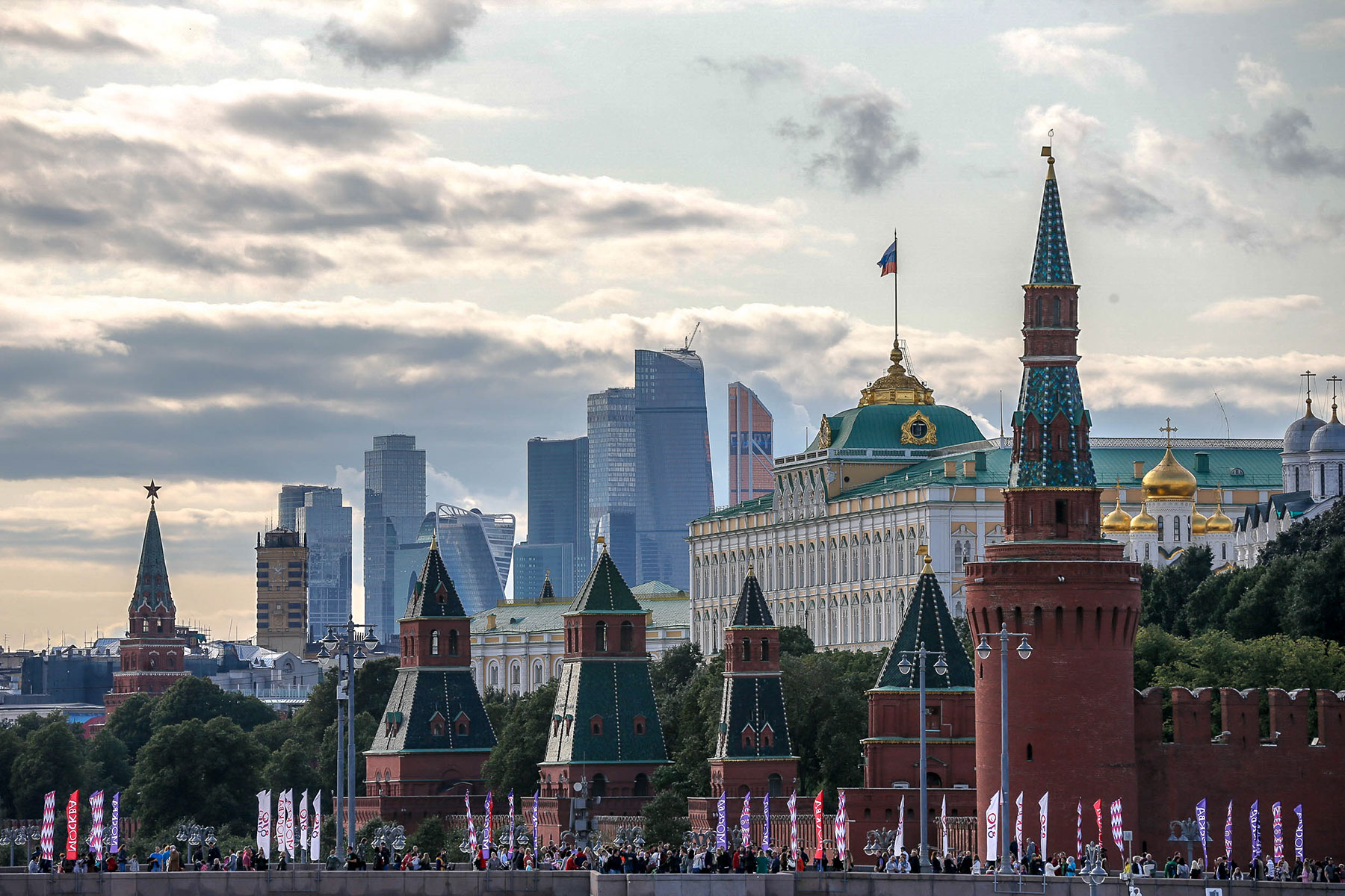 Просто вся Москва во всём своем великолепии, от средневекового Кремля до  Сити..   фото