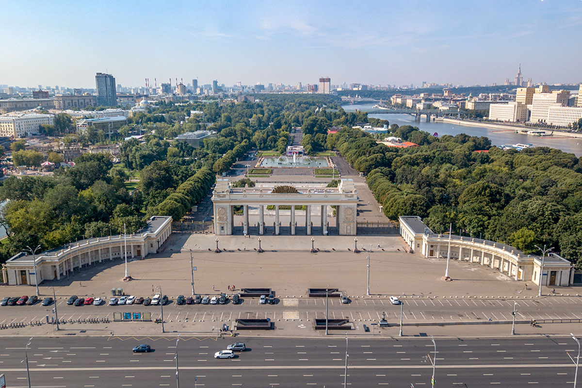 фото.  Центральный вход в парк Горького в Москве. Панорама Парка Горького в Москве .