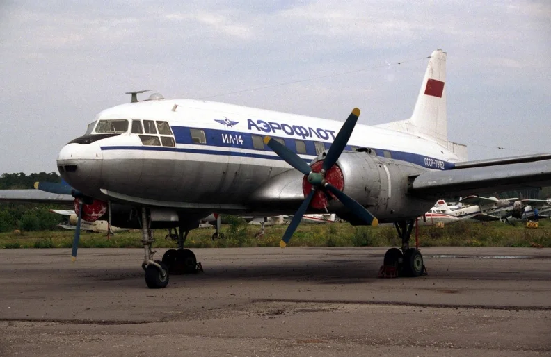 Это самолет ИЛ-14 - более поздняя модификация. ИЛ-12, к слову, вмещал 27 пассажиров..   фото
