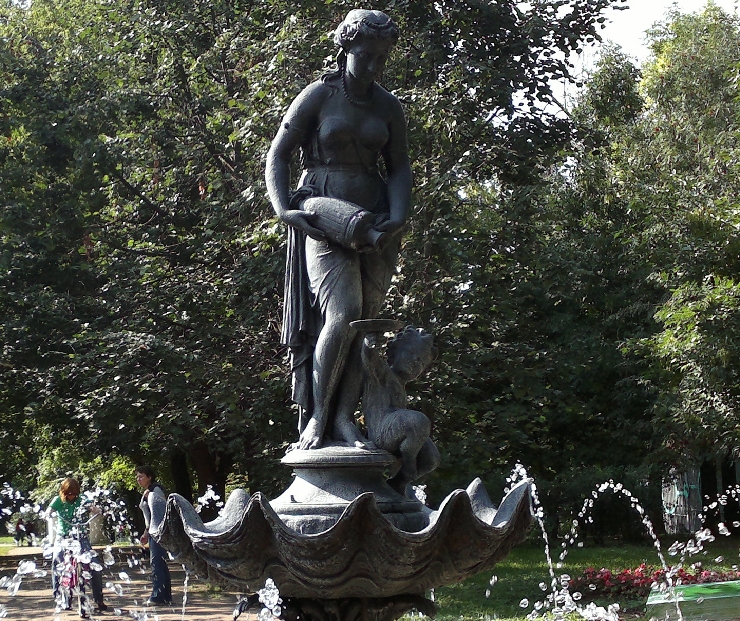 Парк культуры, там есть фонтан - скульптура женщины, льющей воду из кувшина.  фото