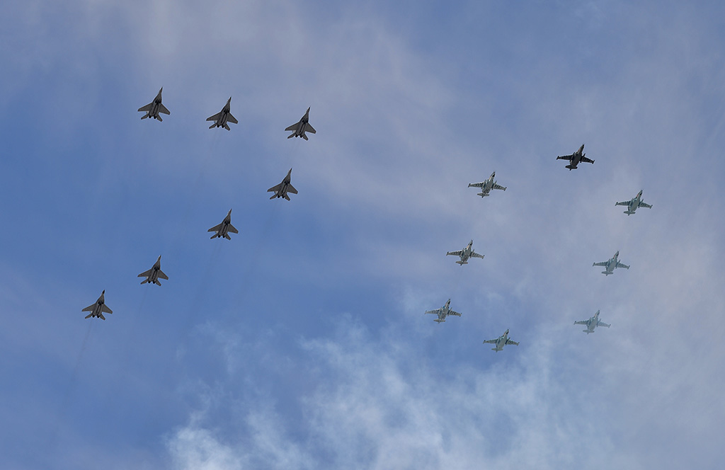 фото. Многоцелевые истребители МиГ-29 и штурмовики Су-25 во время военного парада в ознаменование 70-летия Победы в Великой Отечественной войне