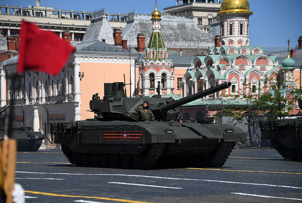 фото. Танк Т-14 на гусеничной платформе «Армата» во время военного парада в ознаменование 73-летия Победы