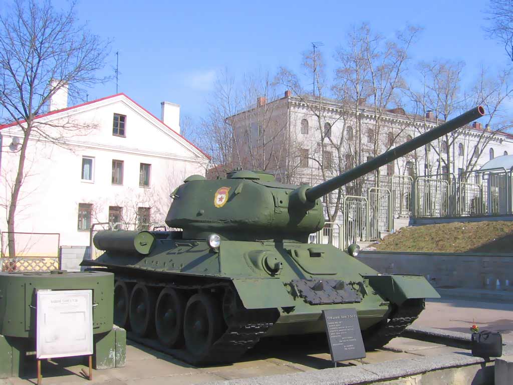 Танк Т-34. Экспонаты музея Великой отечественной войны. 22 июня 1941 - начало Великой Отечественной войны . Фото.  
