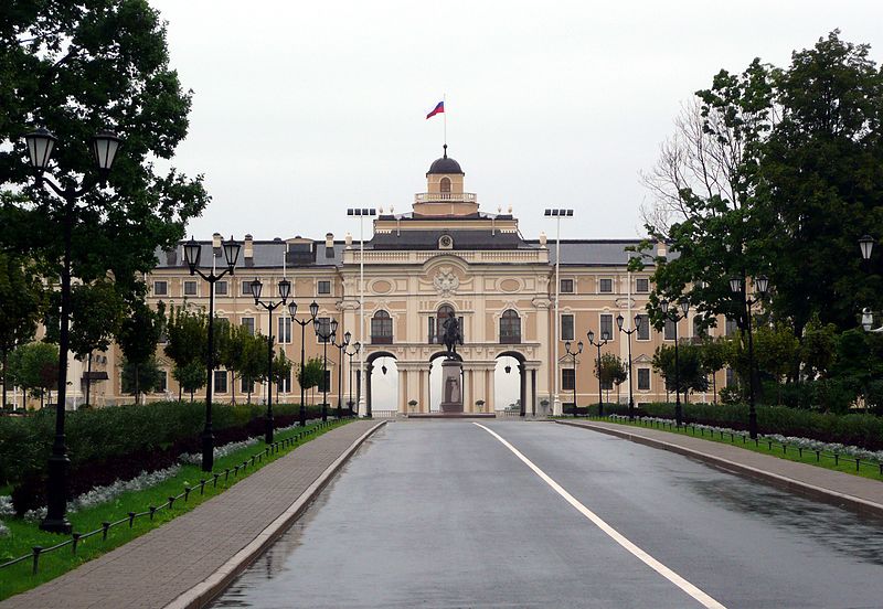 фото. Вид на дворец с Петергофской трассы