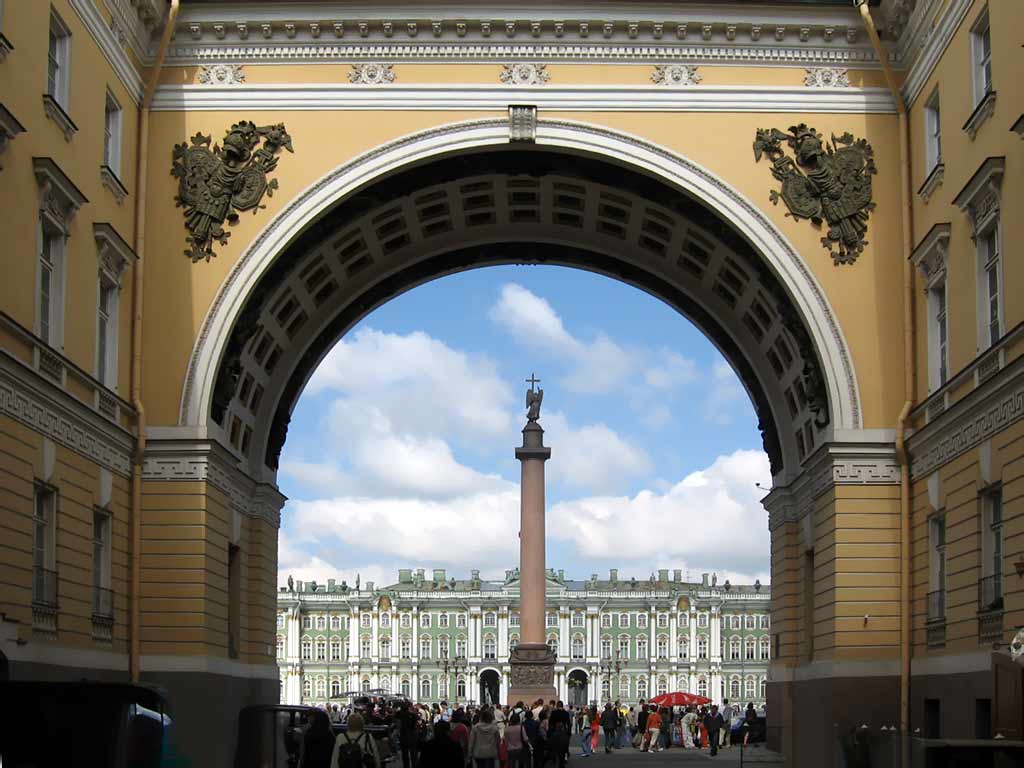 Александровская колонна перед Зимним дворцом Фото. Картинка