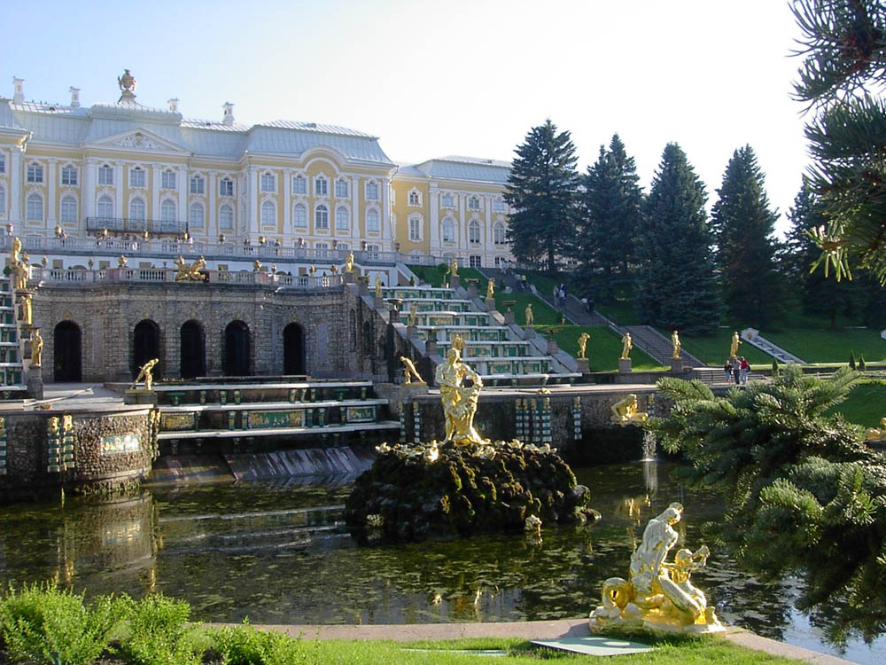 Самсон, раздирающий пасть льва. Струи, сбегая по небольшим уступам, перетекают в Большой ковш, в центре которого - Самсон, разрывающий пасть льва. Фото. Фотография