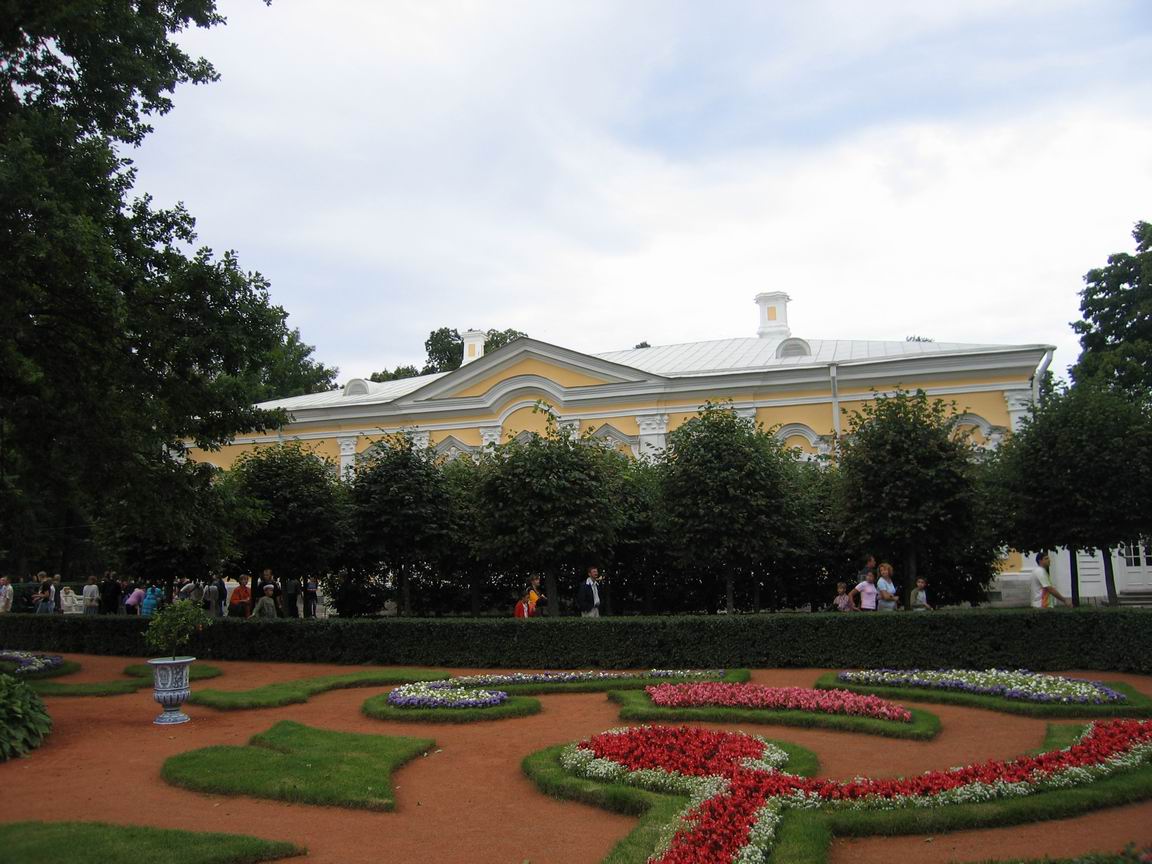 Монплезир. Екатерининский корпус и Монплезирский сад. отсюда летом 1762 года будущая императрица Екатерина II отправилась в Петербург. Фото. Фотография