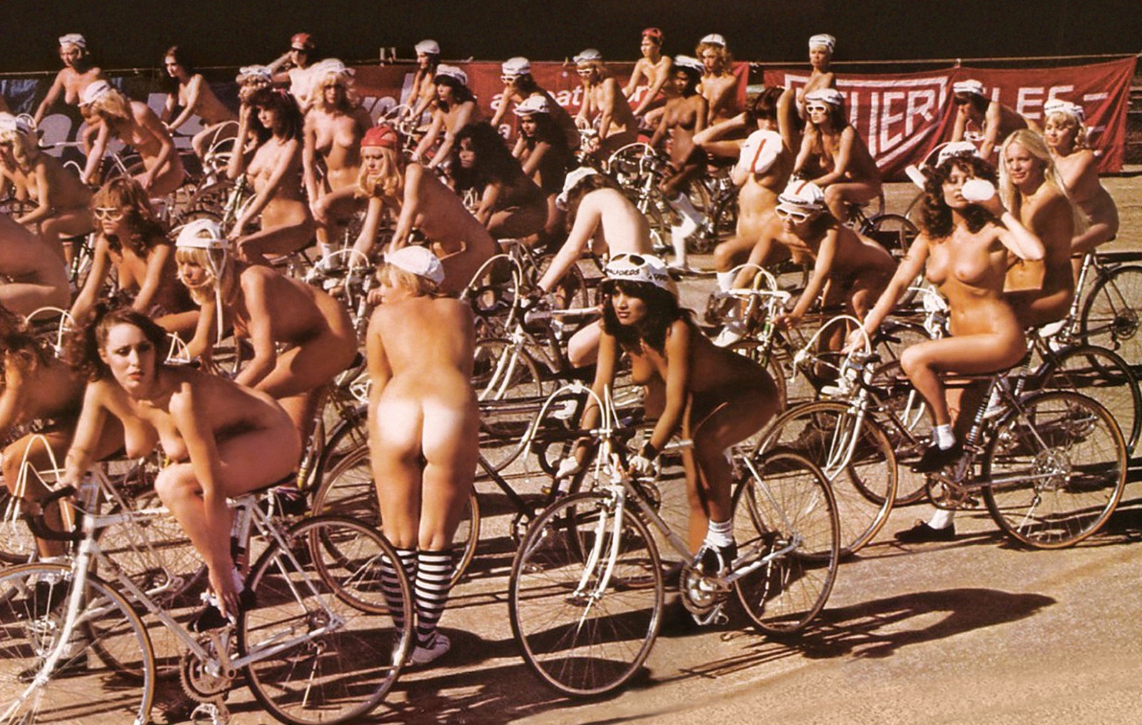 На съемках клипа Queen на песню Bicycle Race, 1978 год, Лондон