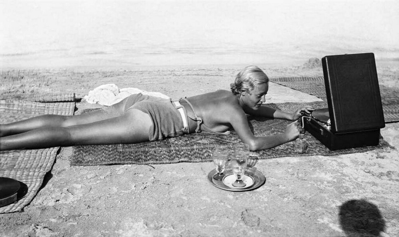 Эротика 20-х годов. Девушка с патефоном на пляже. фото. картинка