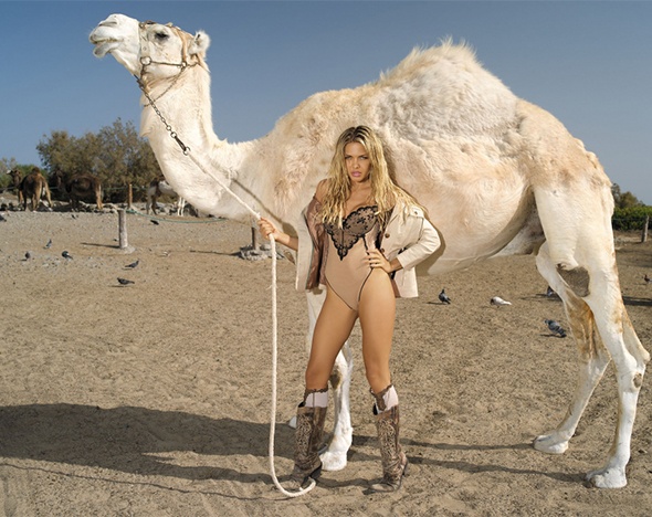 Девушка и верблюд. Фото. Картинка
