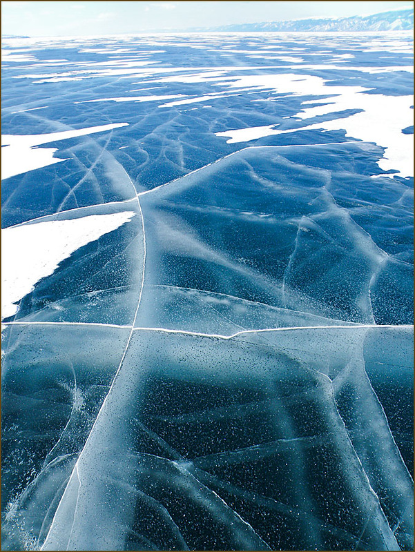 Прозрачный лед Байкала. Трещины на льду Байкала