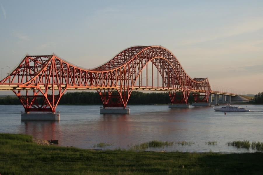 Красный дракон. Мост через Иртыш в Ханты-Мансийске.