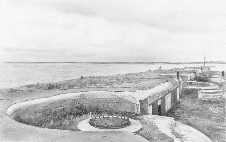 фото. Форт «Граф Милютин». Дворики для 6-дюймовых пушек «Канэ»