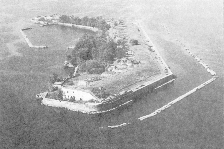 Кронштадт. Форт «Обручев», вид с вертолета, 1999 год