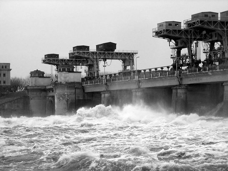 Плотина на Иваньковской ГЭС канала Москва-Волга. 1940 г.