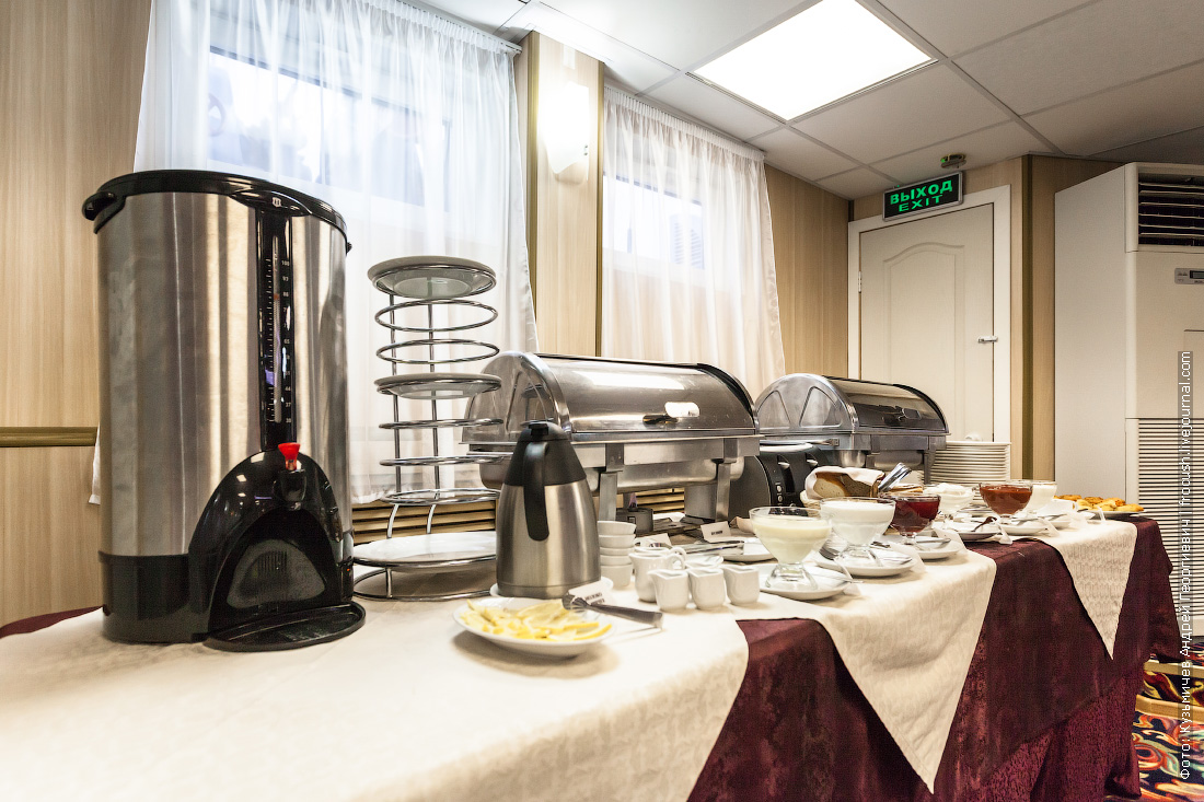 завтрак - шведский стол на теплоходе Некрасов